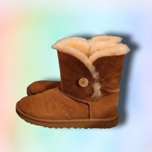 tan Bailey Button Uggs size 5